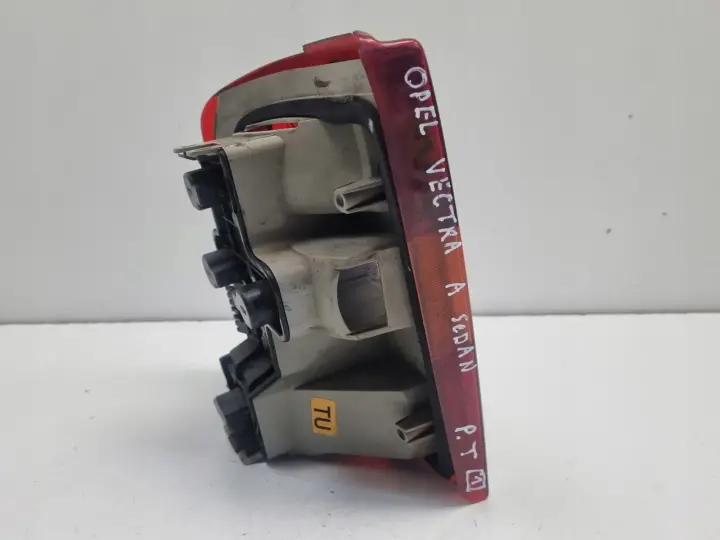 Opel Vectra A sedan 88-92r TYLNIA TYLNA LAMPA PRAWA prawy tył