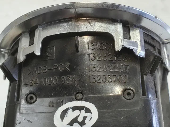 Opel Corsa D PRAWA PRZEDNIA KRATKA NAWIEWU Przód pasażera 13232193