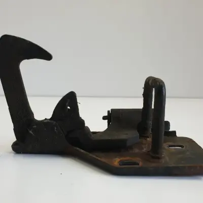 Seat Altea RYGIEL PRZEDNIEJ MASKI Zamek 5P0823480