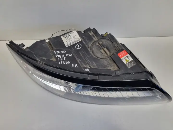 Volvo S40 II V50 LIFT PRZEDNIA LAMPA PRAWA prawy przód ŁADNA 31299588