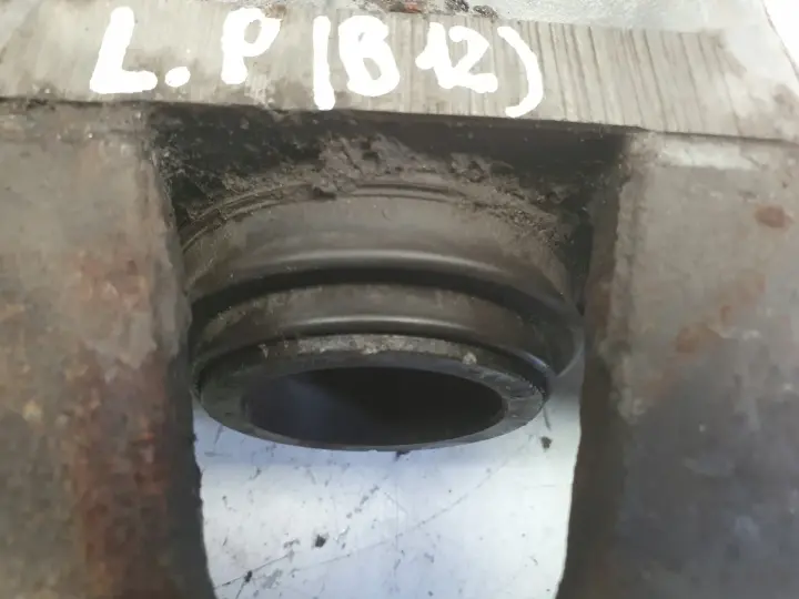 Volvo V40 II PRZEDNI ZACISK HAMULCOWY lewy przód KIEROWCY L.P 975
