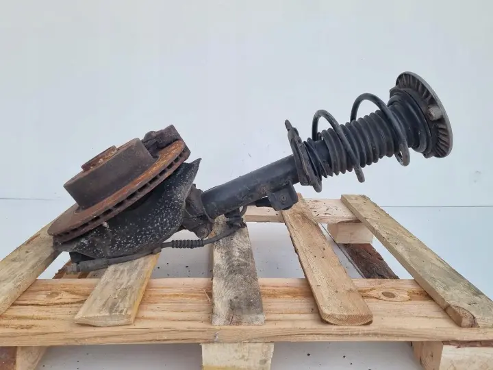 BMW F30 2.0 D PRAWY PRZEDNI AMORTYZATOR Piasta zwrotnica przód 6791579