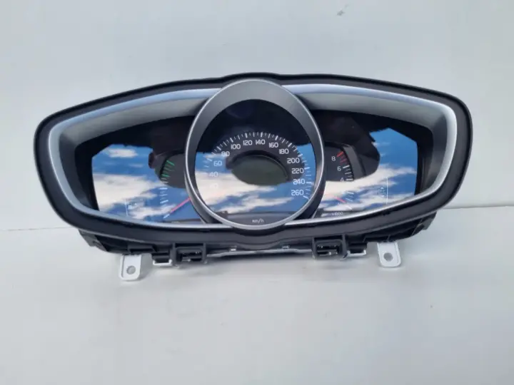 Volvo V40 II 2.0 T Benzyna LICZNIK ZEGARY Europa 31453101