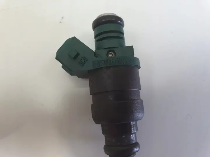 Audi A3 8L 1.6 8V WTRYSKIWACZ wtrysk 037906031AA