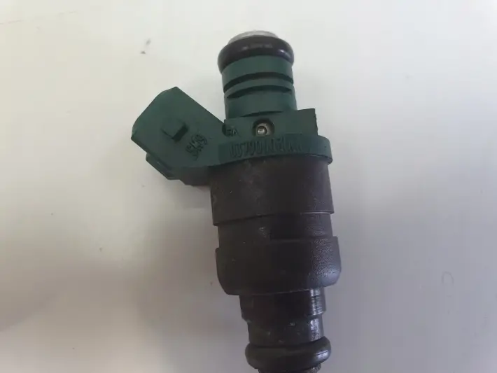 Audi A3 8L 1.6 8V WTRYSKIWACZ wtrysk 037906031AA