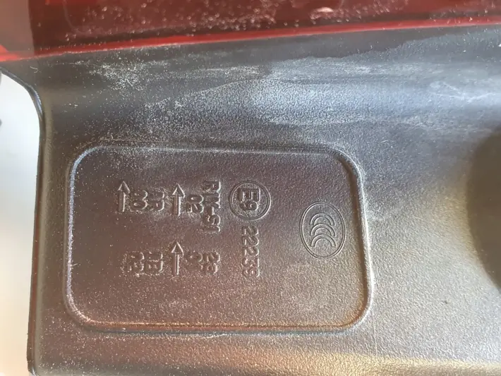 Volvo V60 II 18-24r TYLNIA TYLNA LAMPA LEWA lewy tył 32291358