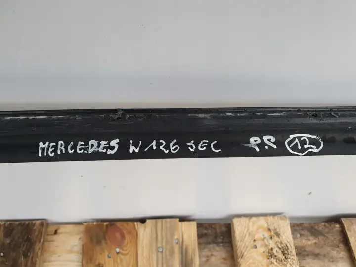 Mercedes W126 C126 SEC LISTWA SZYBY PRAWA PRZEDNIA