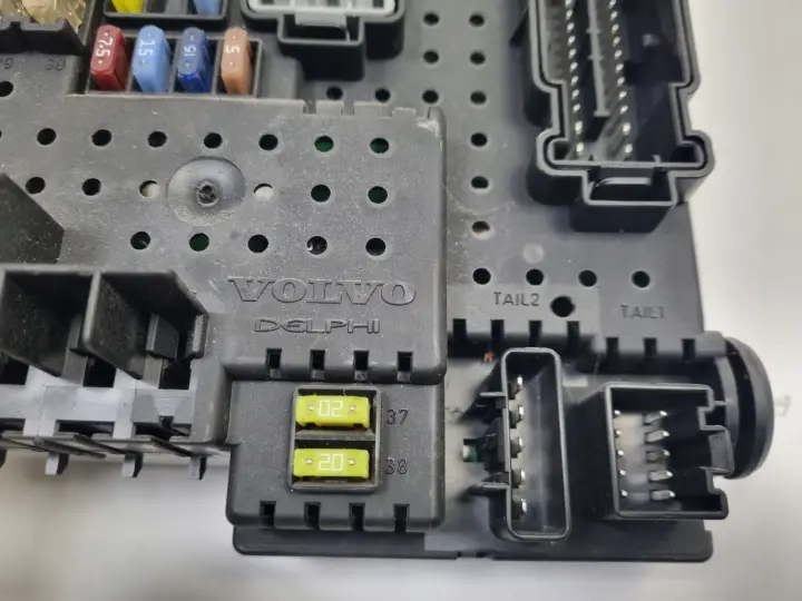 Volvo S60 I XC70 I V70 II 2.4 D5 SKRZYNKA BEZPIECZNIKÓW 30728512