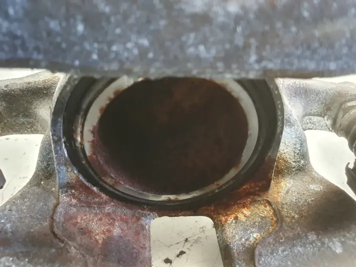 Toyota Corolla XII E21 PRZEDNI ZACISK HAMULCOWY prawy przód PASAŻERA P.P