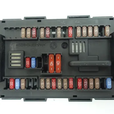 BMW GT F34 318D 2.0 D SKRZYNKA BEZPIECZNIKÓW bsi