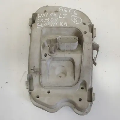 Audi A6 C6 sedan LEWY WKŁAD TYLNEJ LAMPY w Błotnik