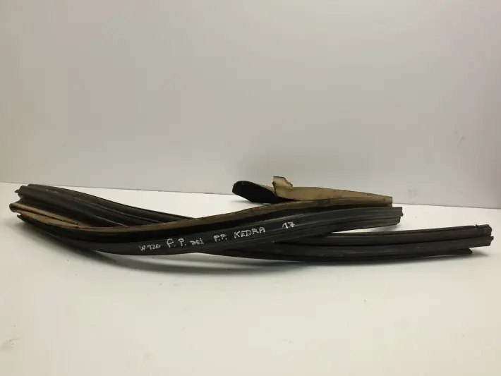 Mercedes W126 SEC PRAWA PRZEDNIA USZCZELKA Kedra