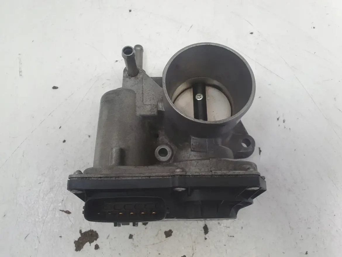 Toyota Yaris III 1.5 VVTi 2NR PRZEPUSTNICA 22030-47040