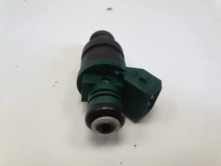 Audi A3 8L 1.6 8V WTRYSKIWACZ wtrysk 037906031AA
