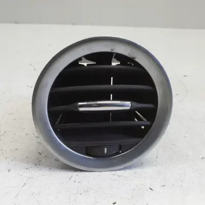 Opel Corsa D PRAWA PRZEDNIA KRATKA NAWIEWU Przód pasażera 13232193