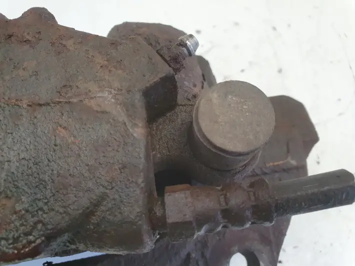 Volvo S60 II XC60 I PRZEDNI ZACISK HAMULCOWY Prawy przód PASAŻERA 31423312