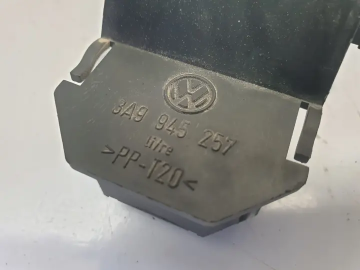 Passat B4 kombi WKŁAD TYLNEJ LAMPY Lewy tył kierowcy 3A9945257
