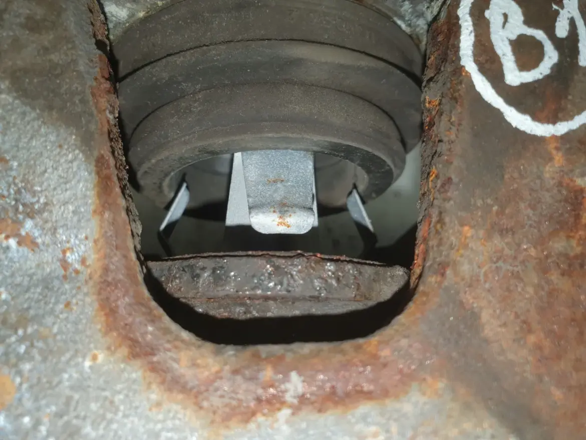 Volvo V40 II PRZEDNI ZACISK HAMULCOWY prawy przód PASAŻERA P.P 976