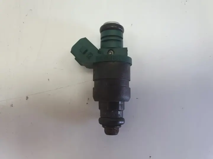 Audi A3 8L 1.6 8V WTRYSKIWACZ wtrysk 037906031AA