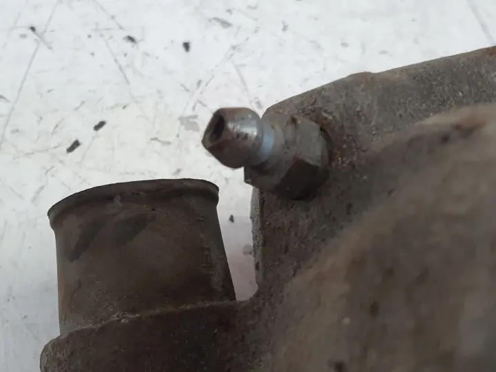 Volvo S60 II V60 I PRZEDNI ZACISK HAMULCOWY prawy przód pasażera 31471664