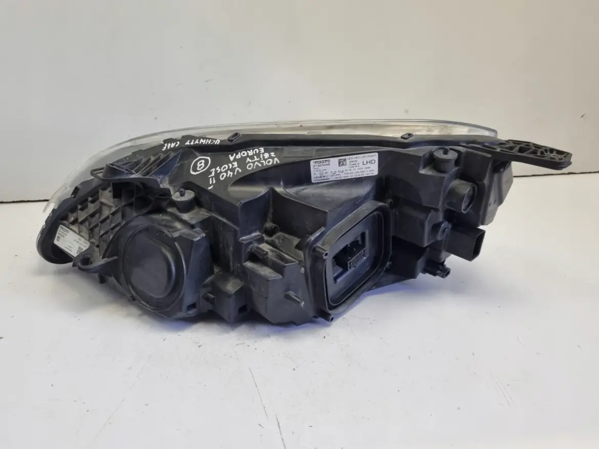Volvo V40 II XC40 LIFT PRZEDNIA LAMPA PRAWA prawy przód LED 31420448