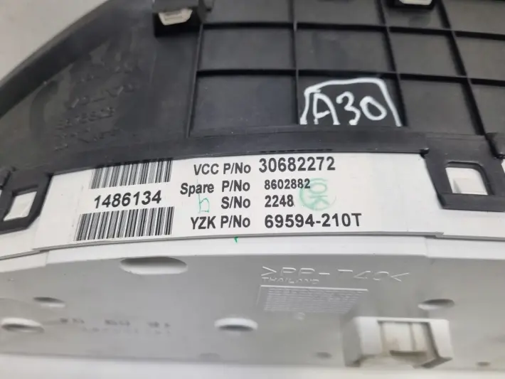 Volvo S60 I V70 II 2.5 T LICZNIK ZEGARY 30682272 Europa benzyna