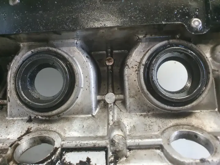 Toyota Corolla Verso II Avensis T25 2.2 D4D POKRYWA ZAWORÓW Zaworowa 2AD